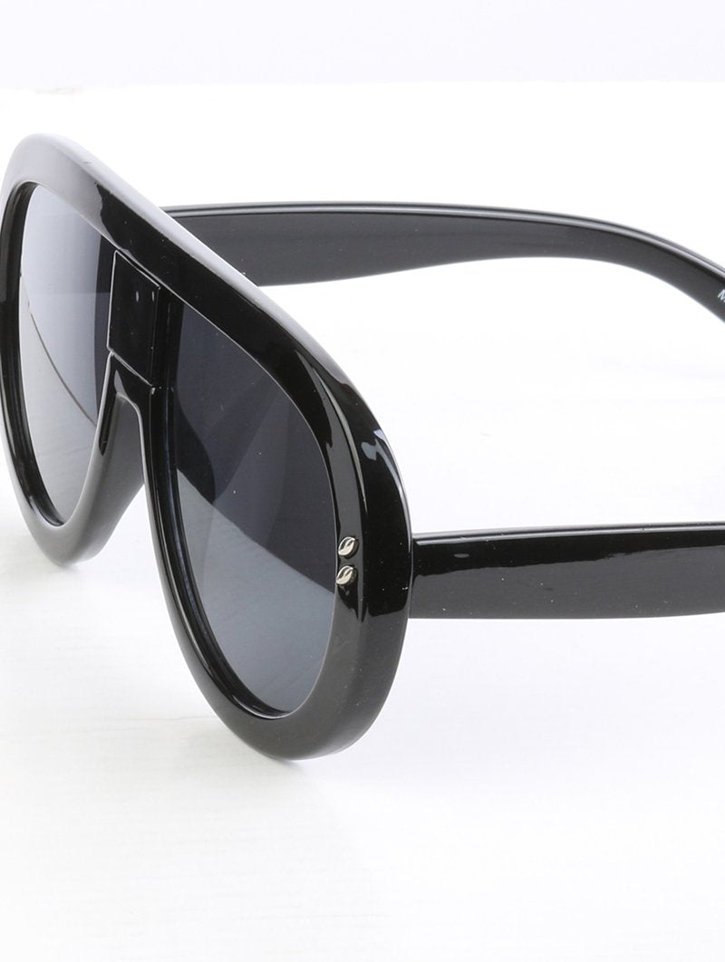 Curved & Chic Aviator Black Sunglasses